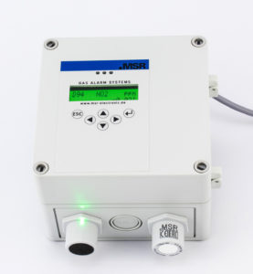 MSR-Electronic Germany Gas Messtechnik Multi-Gas-Controller, kleines graues viereckiges Gehäuse mit leuchtender Displayanzeige, Gassensor, leuchtender Signalhupe und grauem Kabel für die CO2-Gaswarnanlage