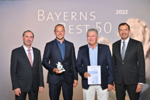 Preisträger "Bayerns Best 50" mit Preis und Urkunde