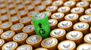 Eine grüne Batterie und orange Batterien