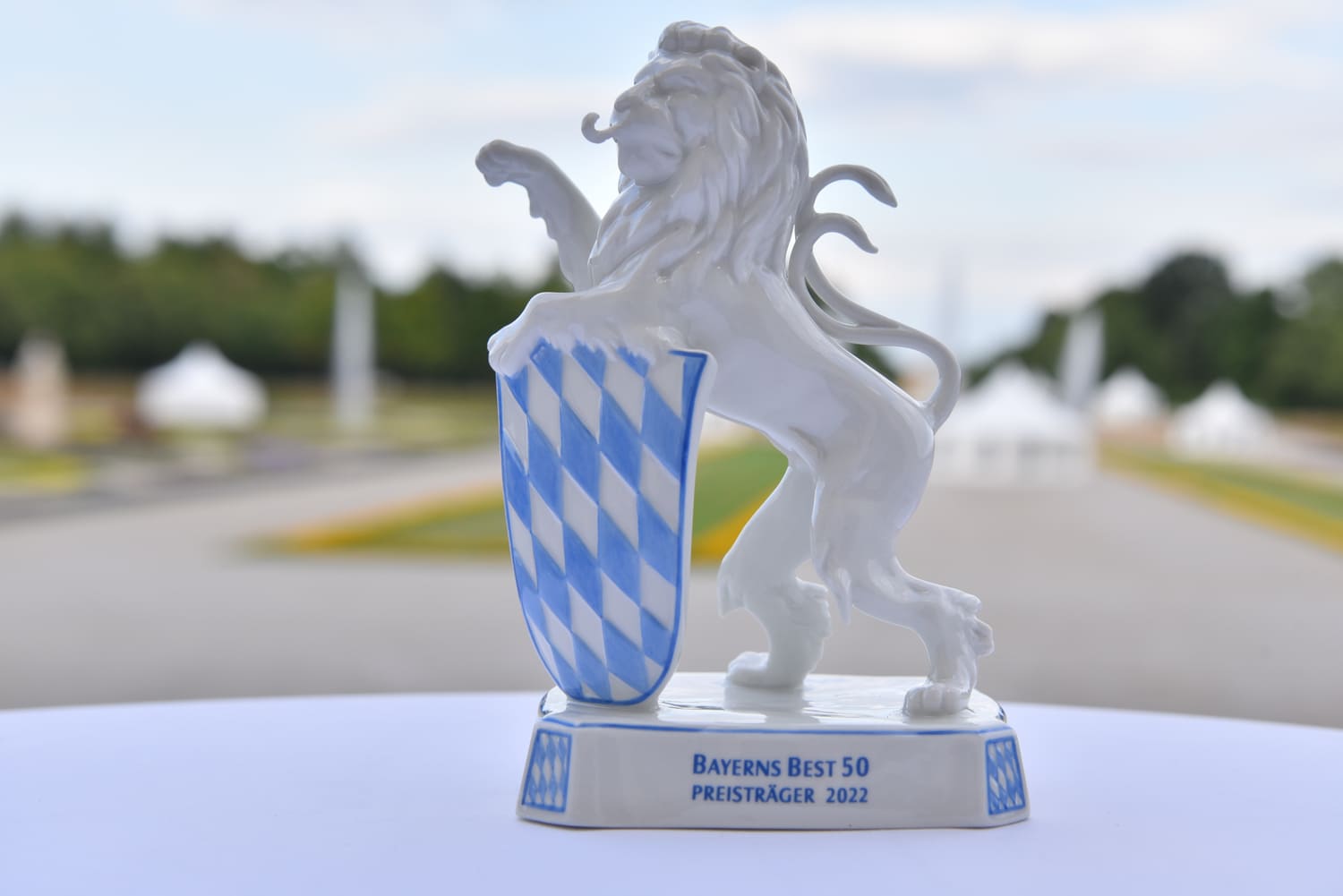 Wirtschaftspreis "Bayerns Best 50", weißer Löwe und bayerisches Wappen