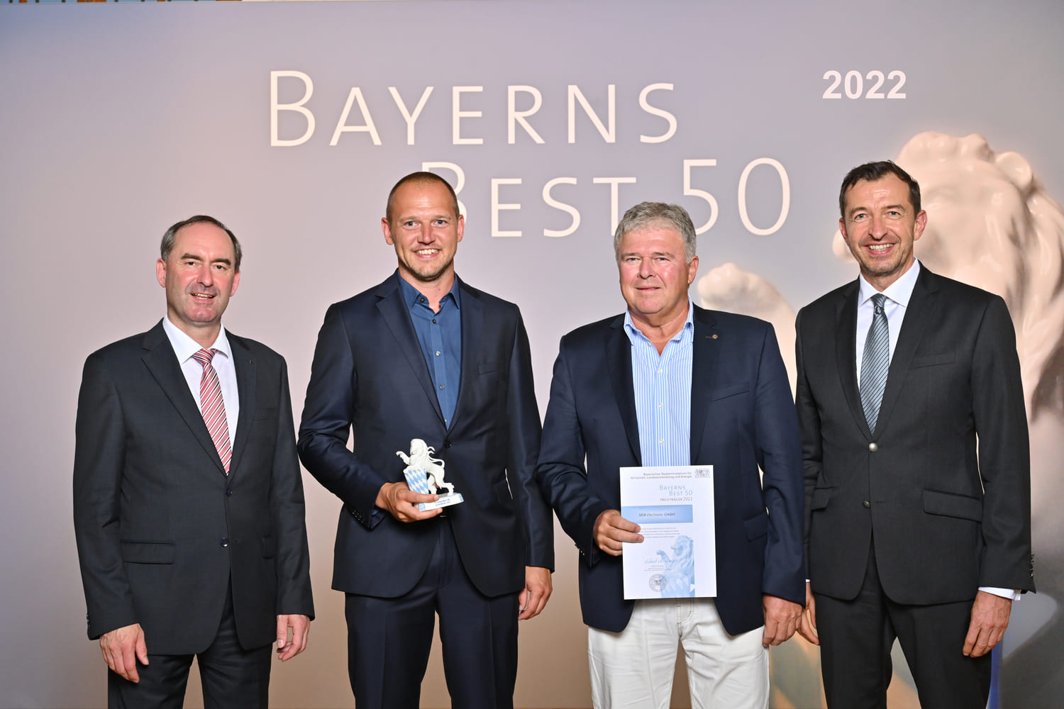 Preisverleihung "Bayerns Best 50", Löwe und Siegerurkunde