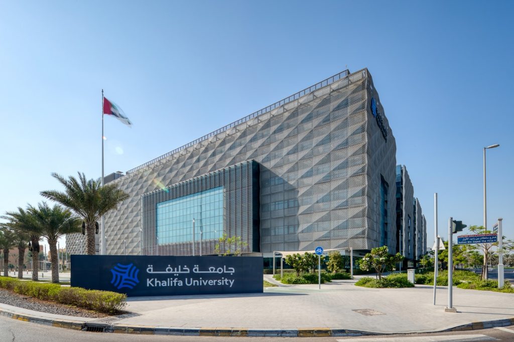 Graues Universitätsgebäude und blauer Himmel, Khalifa University